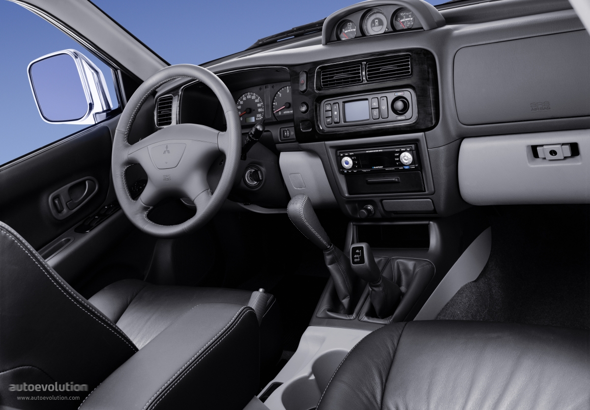 Mitsubishi Pajero 5 Doors photo 10