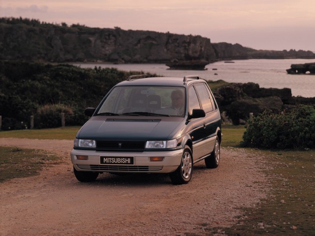 Mitsubishi Space Runner photo 2