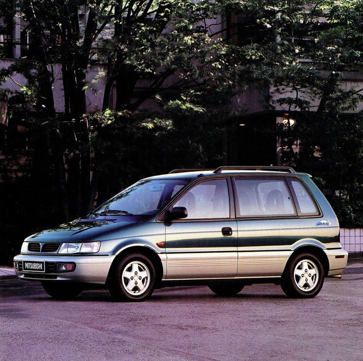 Mitsubishi Space Runner photo 5