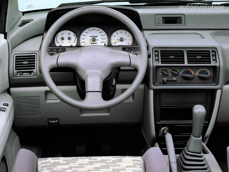 Mitsubishi Space Runner photo 6