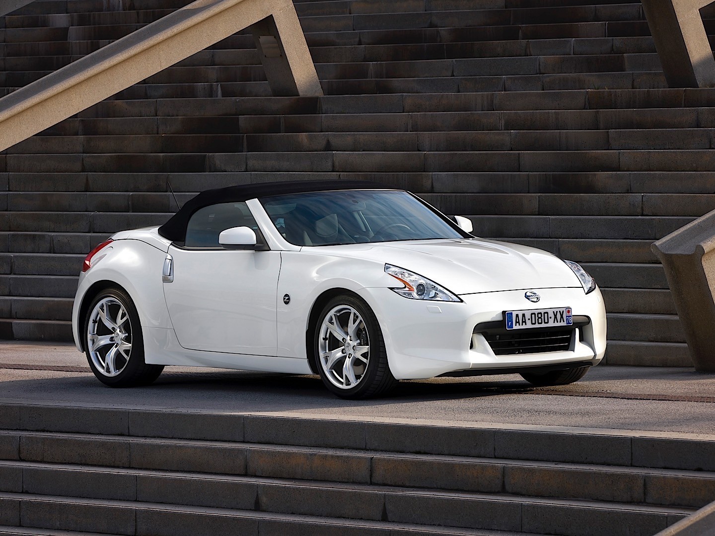 Nissan 370Z Roadster photo 12