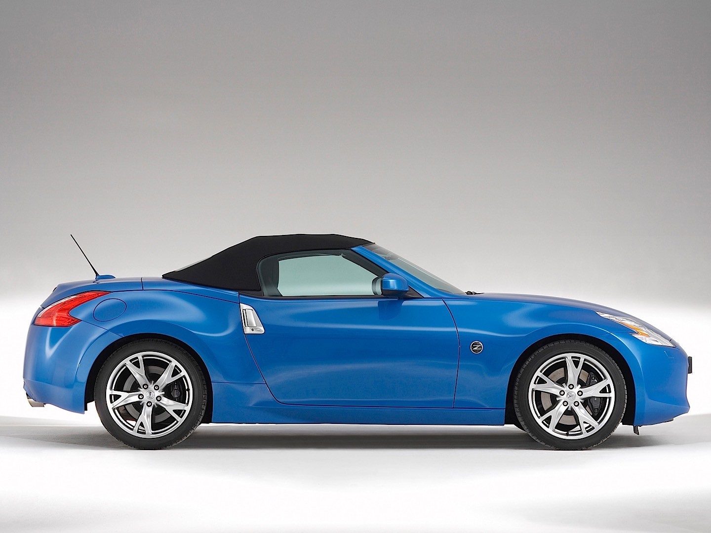 Nissan 370Z Roadster photo 13