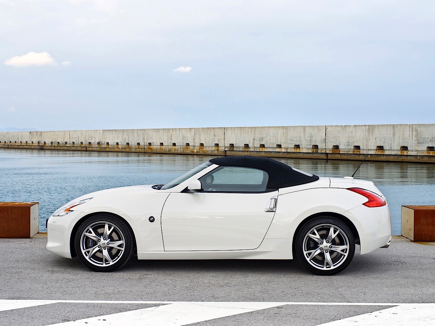 Nissan 370Z Roadster photo 23