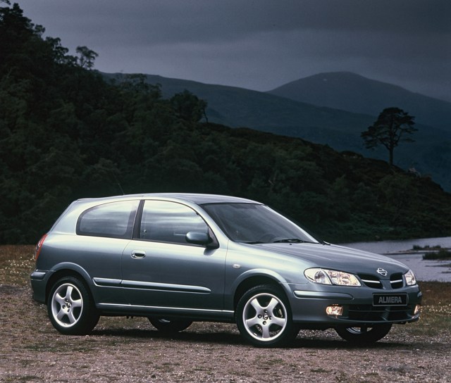 Nissan Almera / Pulsar 3 Doors Foto 4