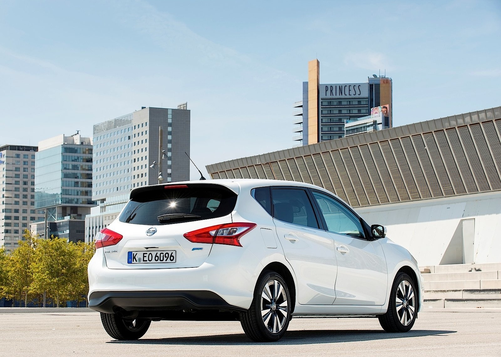 Nissan Almera / Pulsar 5 Doors photo 21