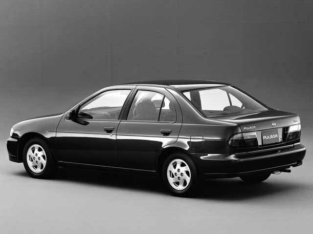 Nissan Almera / Pulsar Sedan foto 3