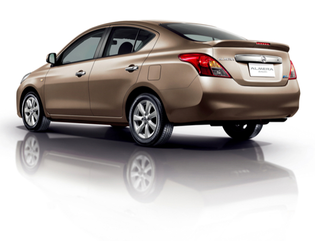 Nissan Almera / Pulsar Sedan foto 2