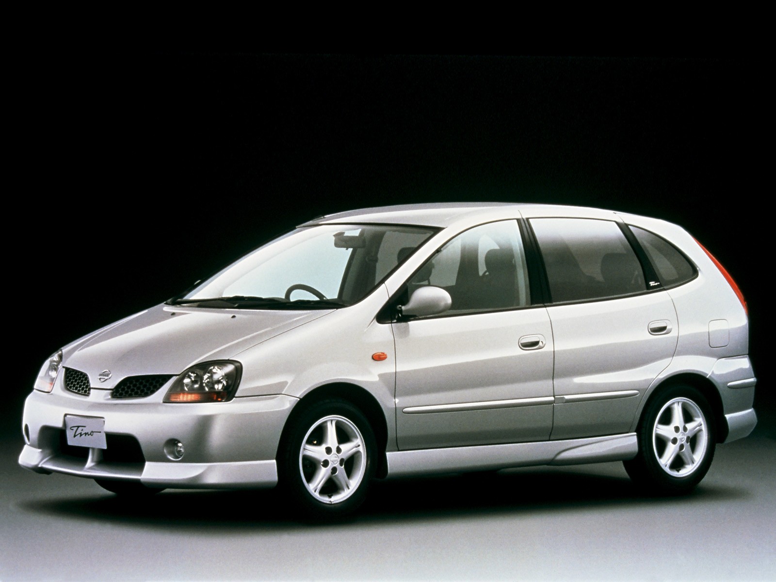 Nissan Almera Tino photo 4