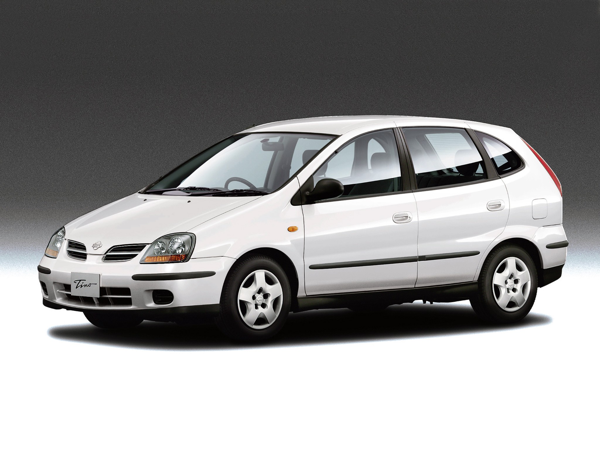 Nissan Almera Tino photo 6