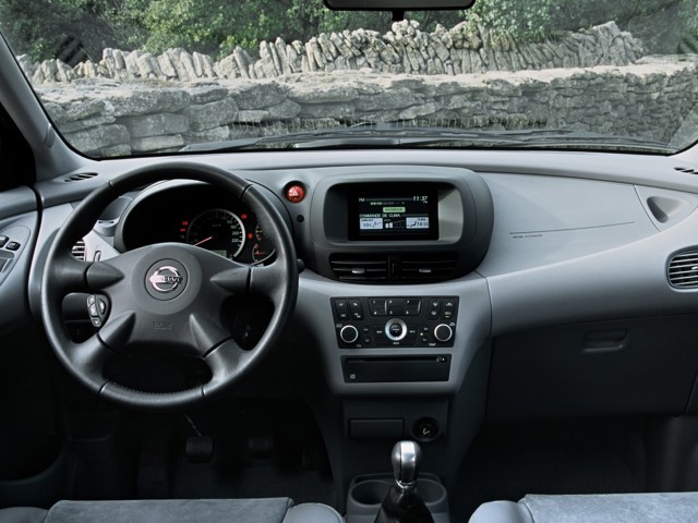 Nissan Almera Tino photo 40