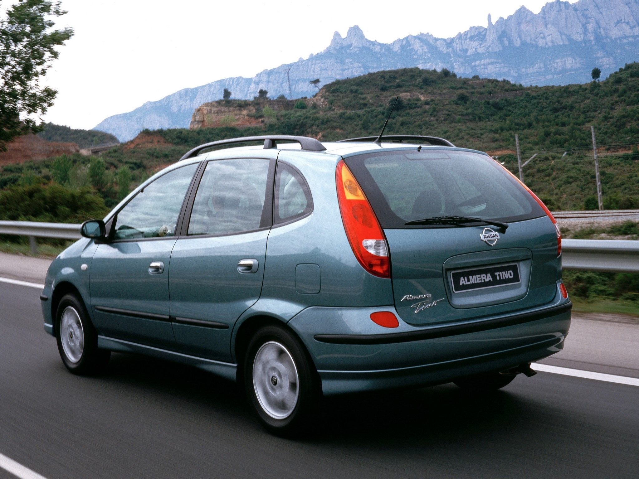 Nissan Almera Tino photo 32