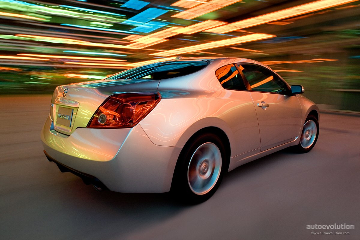 Nissan Altima photo 2