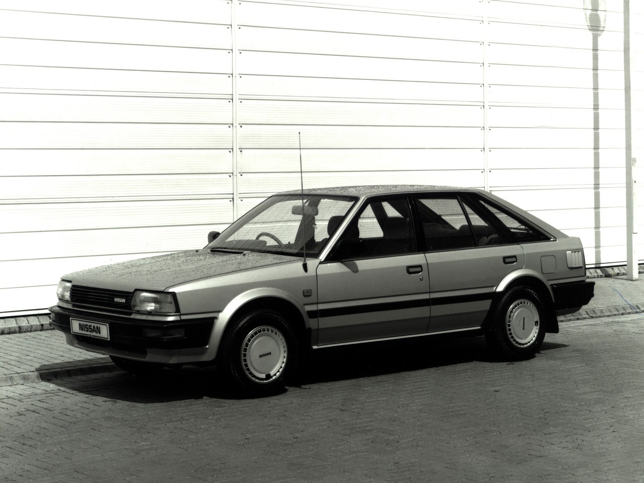 Nissan Bluebird Hatchback photo 2