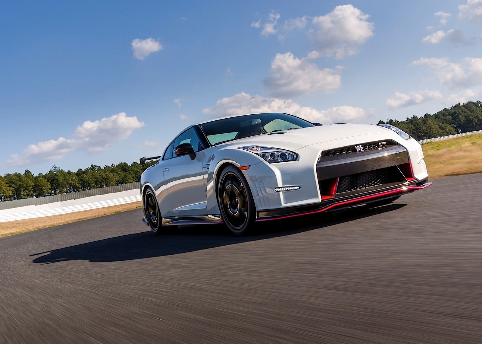 Nissan Gt-R Nismo photo 2