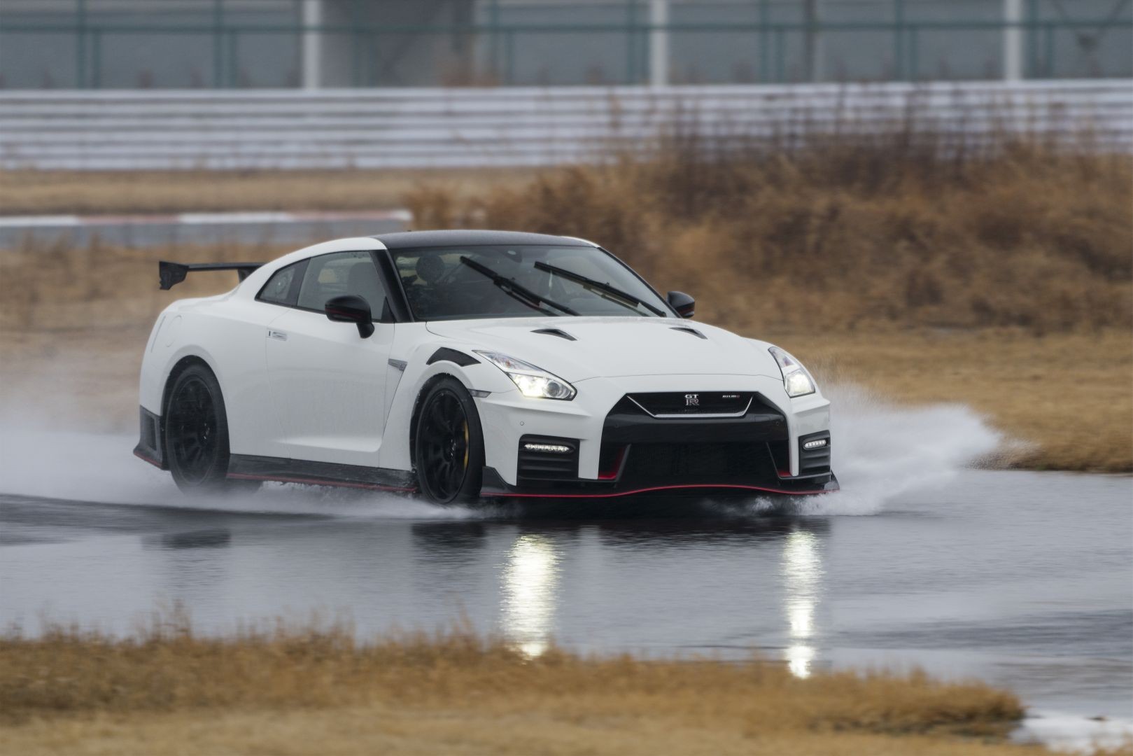 Nissan Gt-R Nismo photo 4