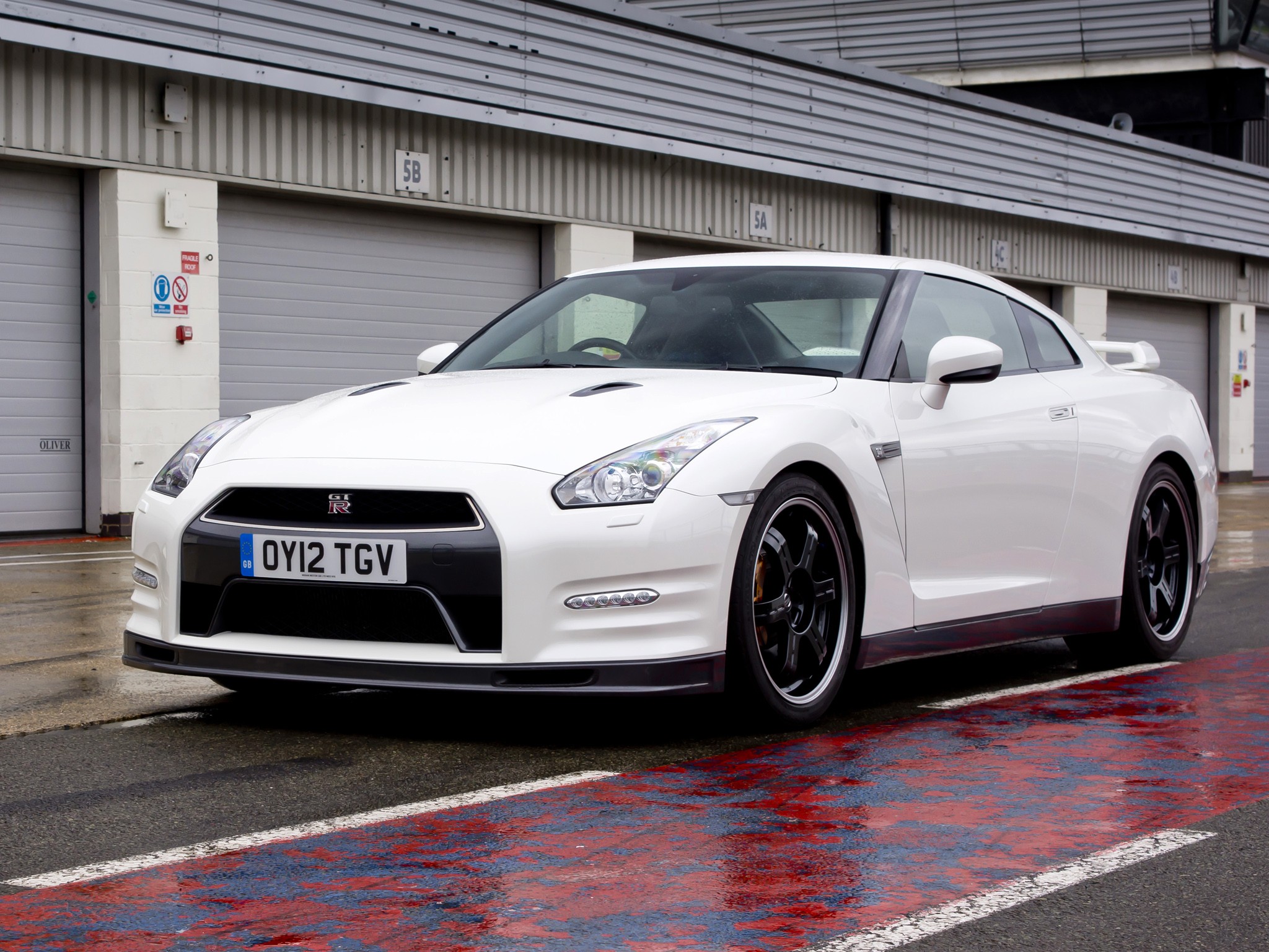 Nissan Gt-R photo 7