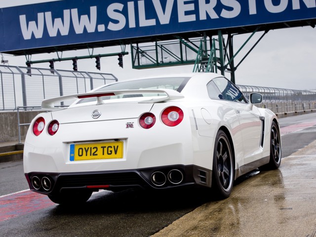 Nissan Gt-R photo 8