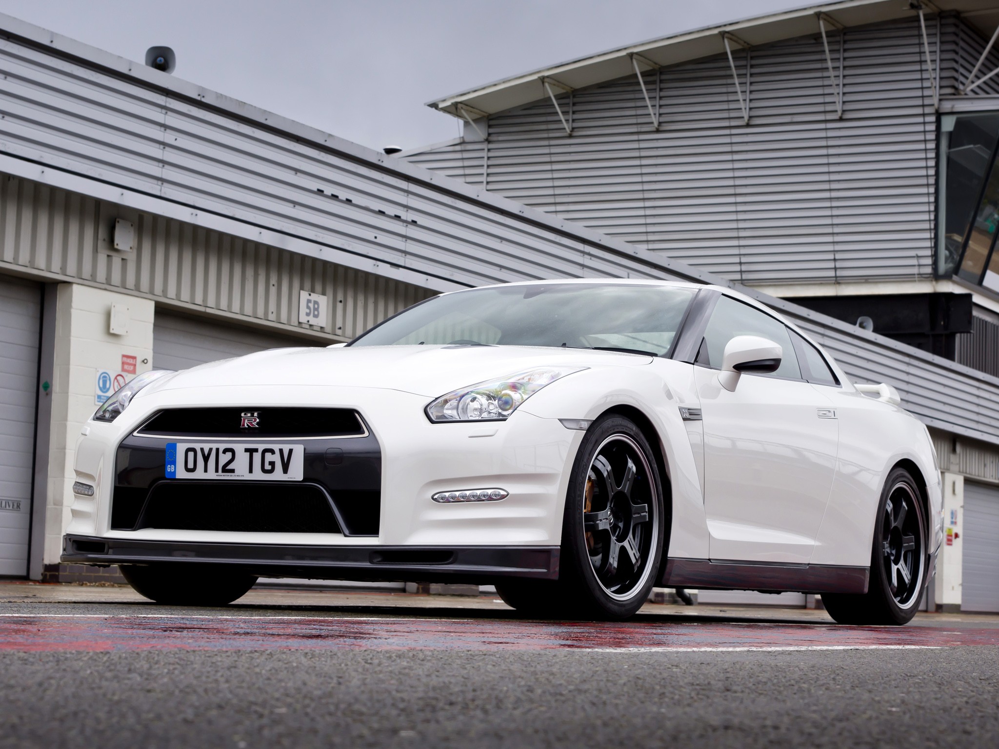 Nissan Gt-R photo 9