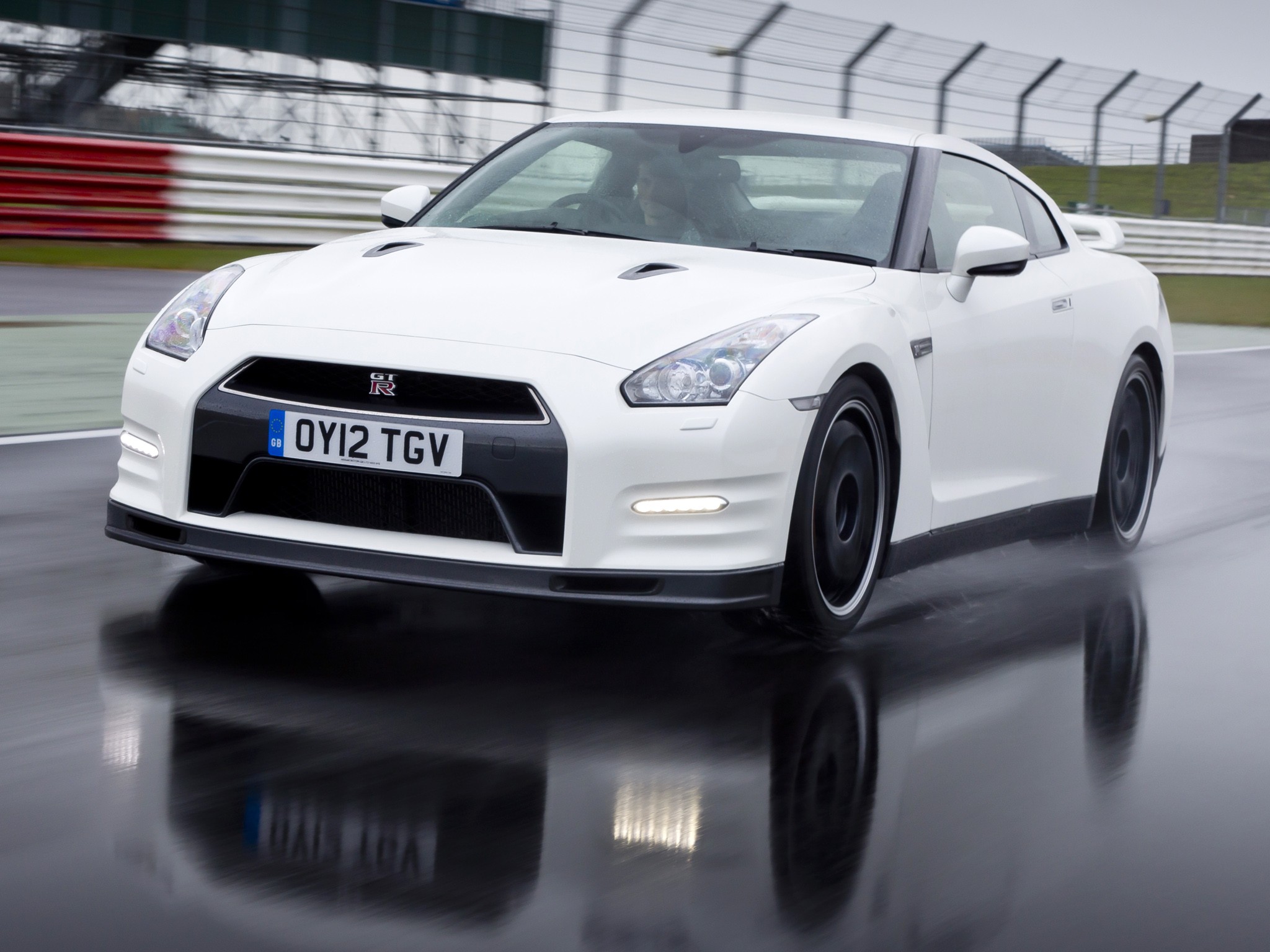 Nissan Gt-R photo 10