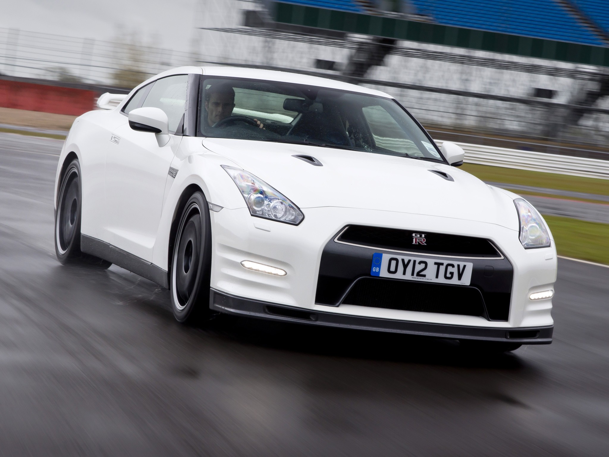 Nissan Gt-R photo 11