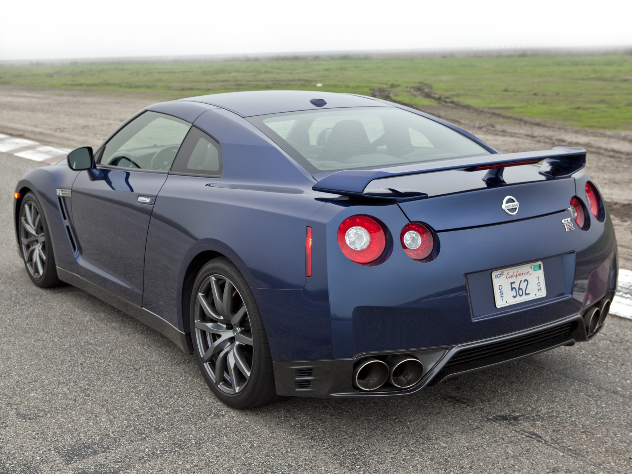 Nissan Gt-R photo 16