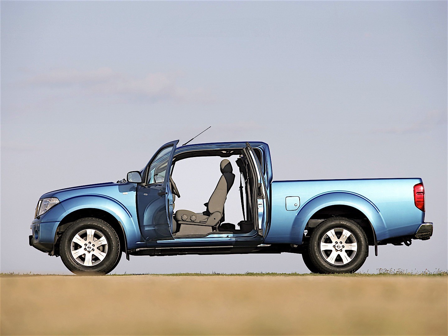 Nissan Navara / Frontier King Cab photo 11