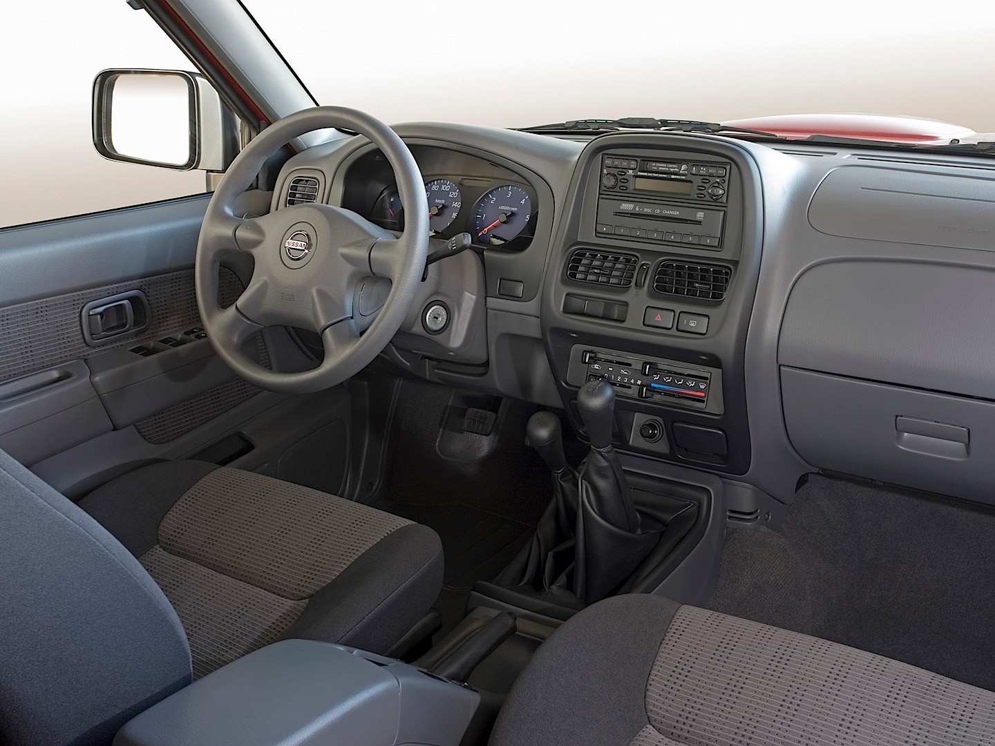 Nissan Np300 photo 36