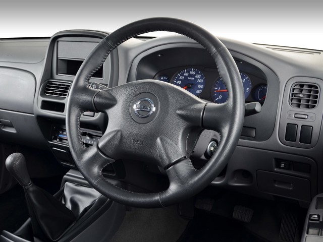 Nissan Np300 photo 32