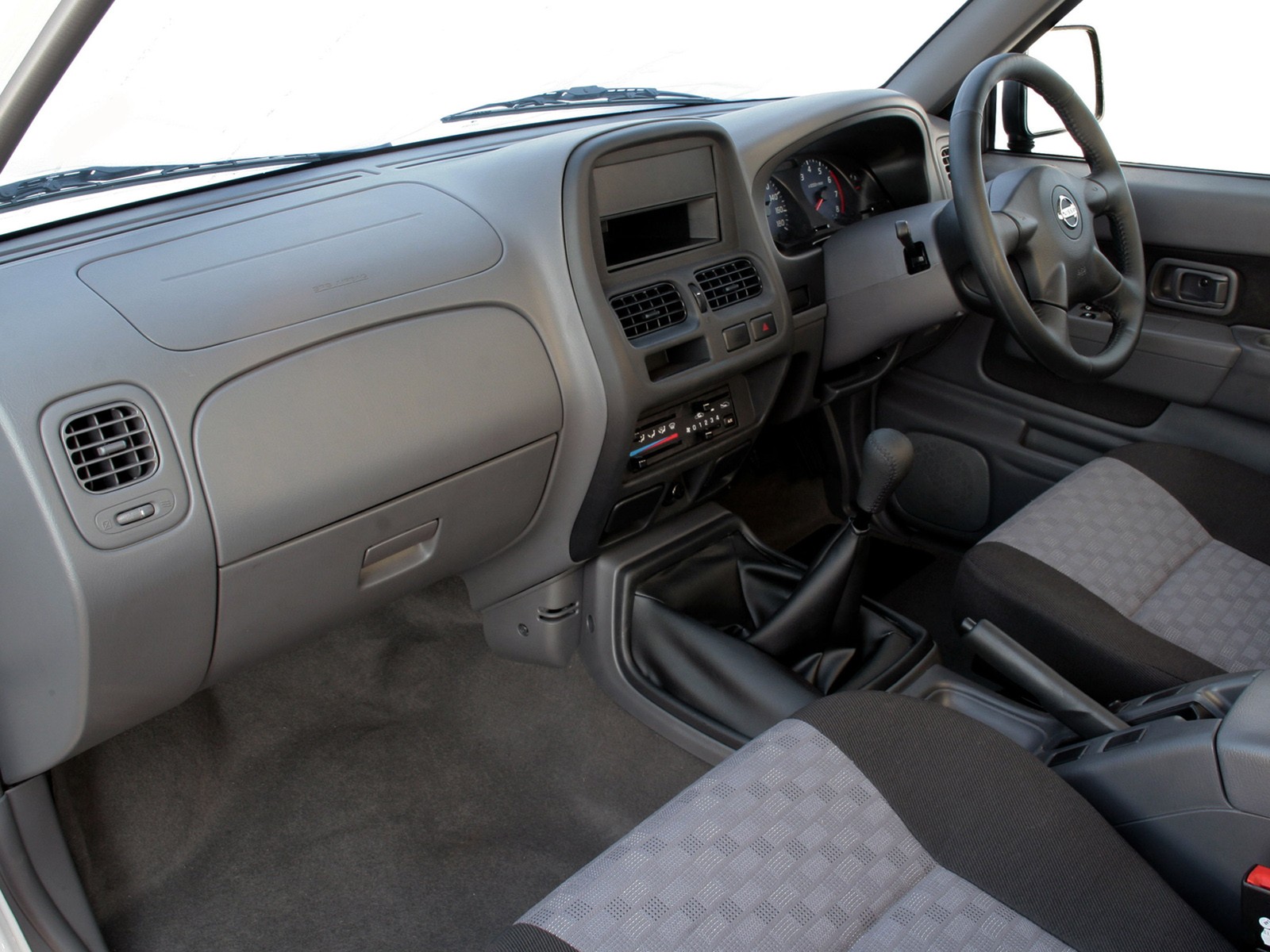 Nissan Np300 photo 38