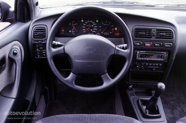 Nissan Primera Hatchback foto 2