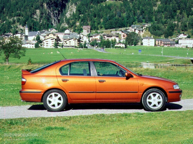 Nissan Primera Hatchback Foto 2