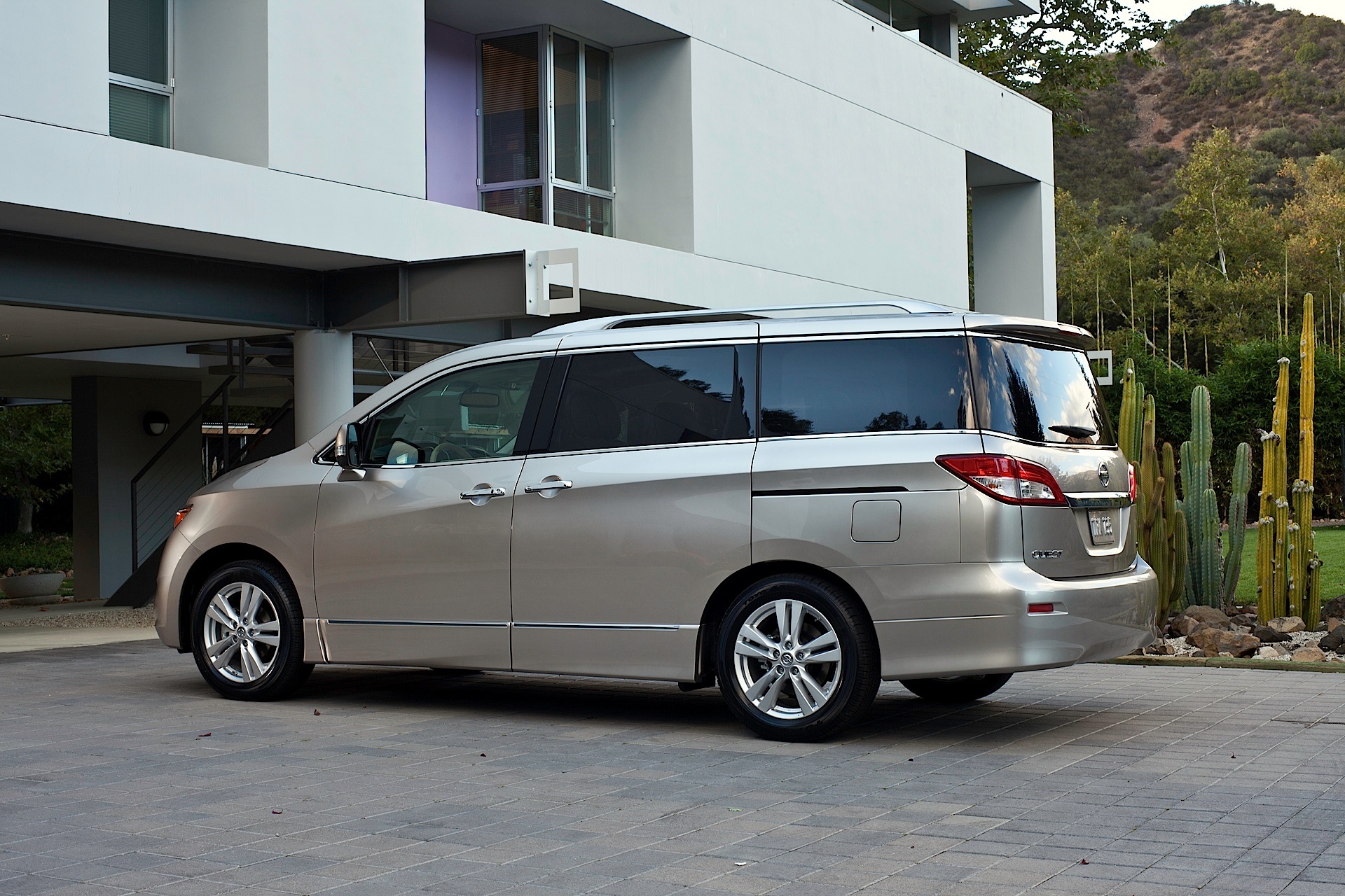 Nissan Quest photo 4