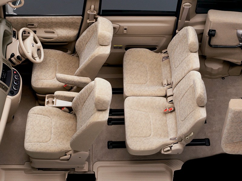 Nissan Serena photo 2