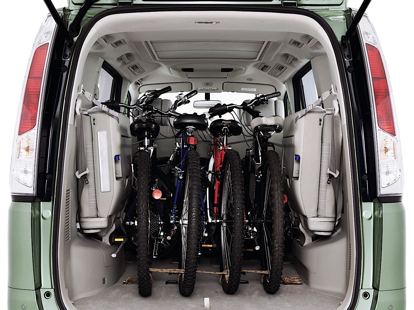 Nissan Serena photo 26