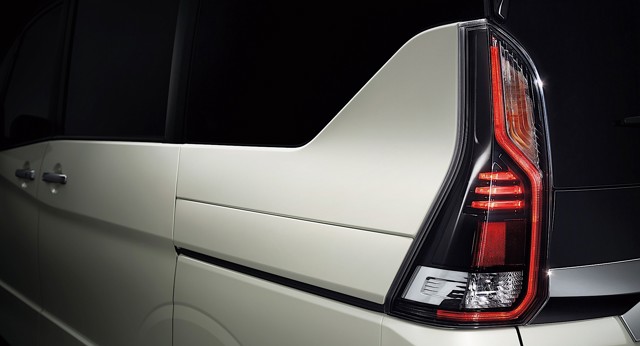 Nissan Serena Foto 10