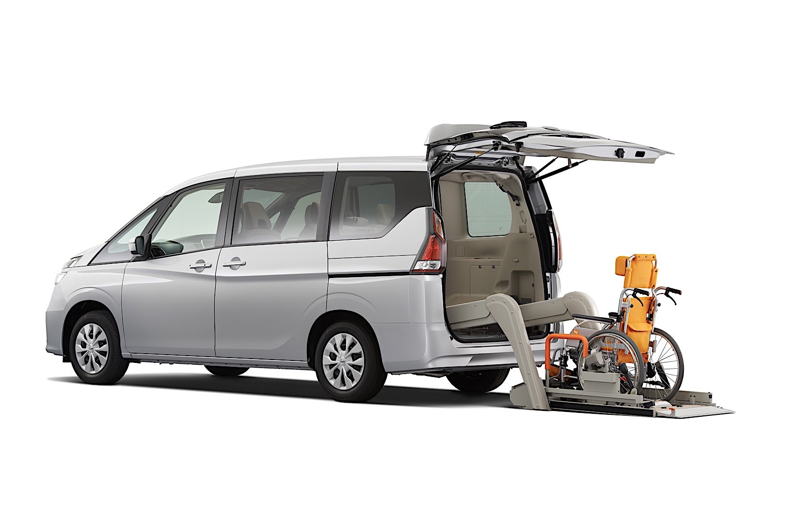 Nissan Serena photo 3