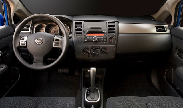 Nissan Sunny photo 10
