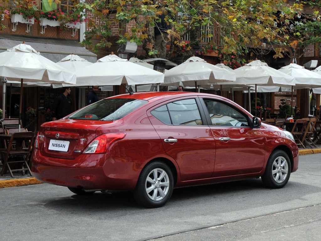 Nissan Tiida / Versa Sedan photo 16