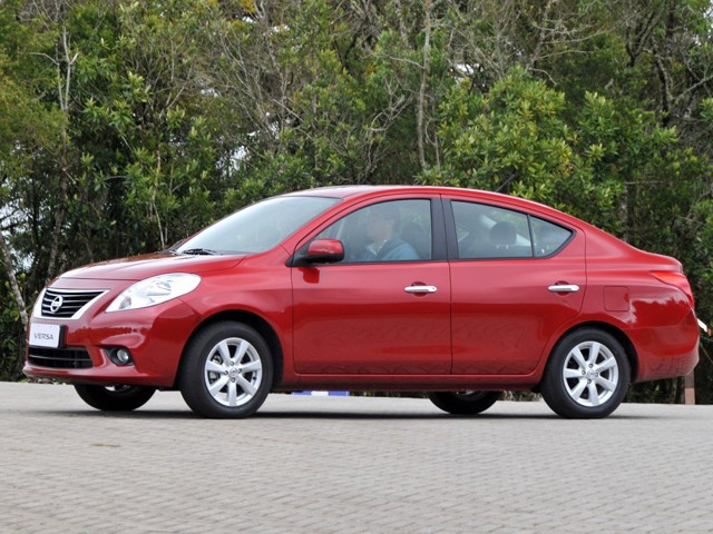 Nissan Tiida / Versa Sedan photo 19