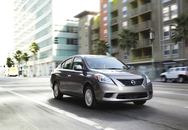 Nissan Tiida / Versa Sedan photo 14