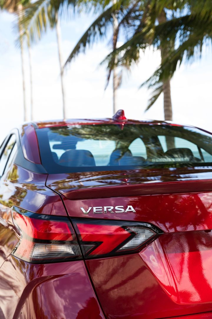 Nissan Tiida / Versa Sedan photo 16