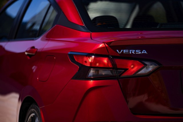 Nissan Tiida / Versa Sedan photo 7