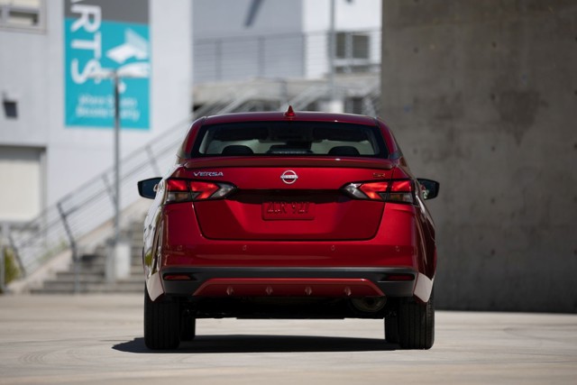 Nissan Tiida / Versa Sedan photo 9