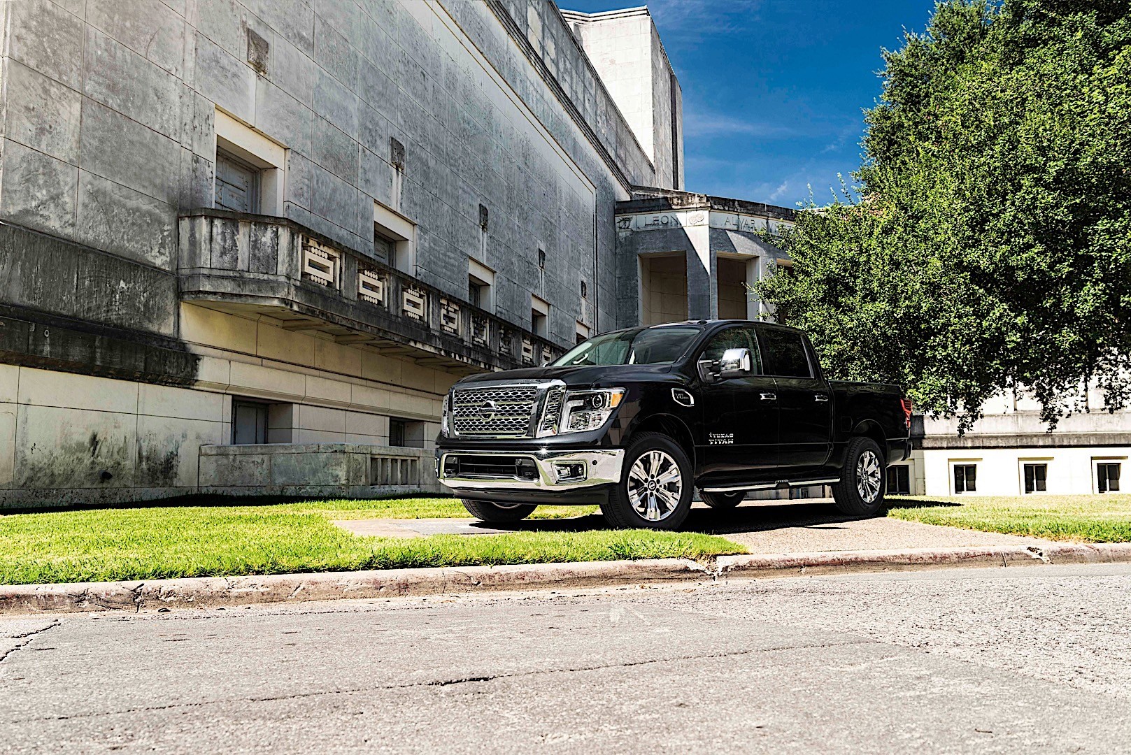 Nissan Titan Crew Cab photo 18