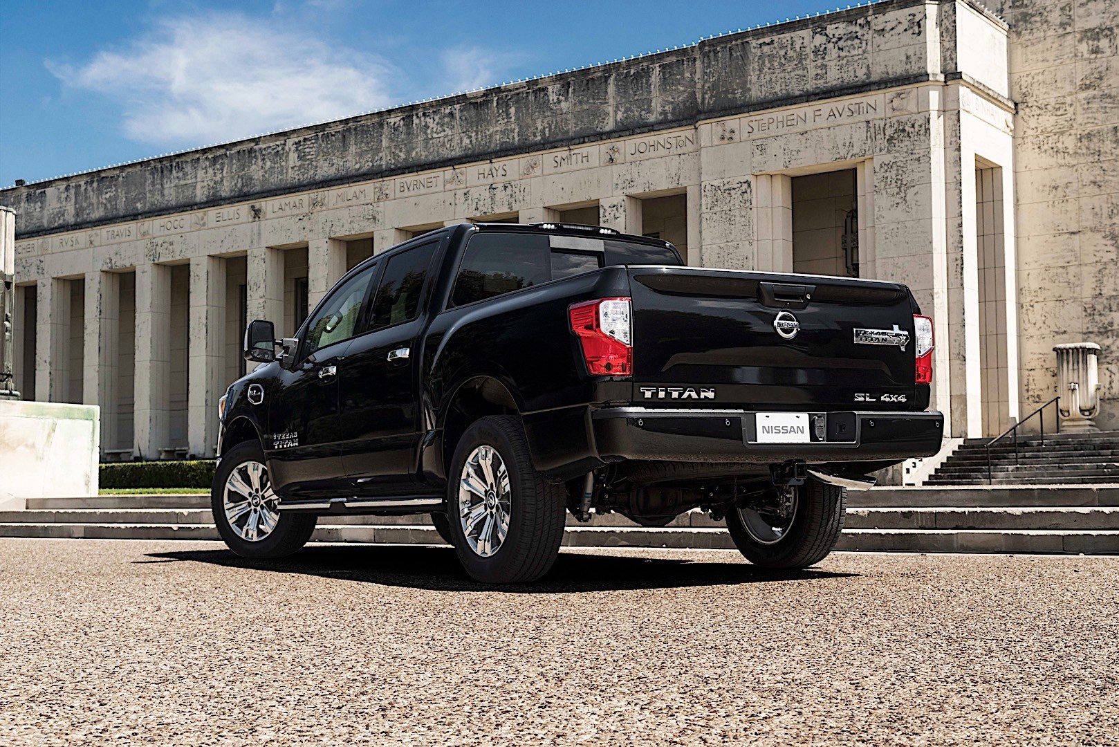 Nissan Titan Crew Cab photo 2