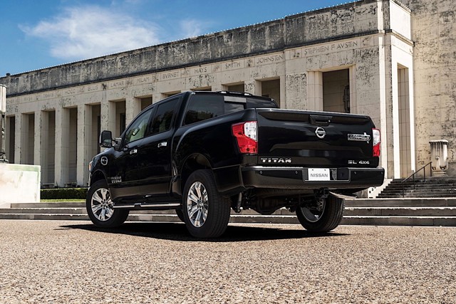 Nissan Titan Crew Cab Foto 2