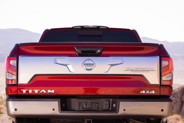 Nissan Titan Crew Cab photo 2