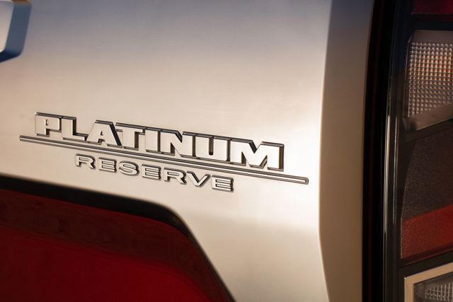 Nissan Titan Crew Cab photo 3