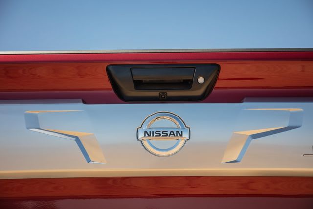 Nissan Titan Crew Cab photo 13