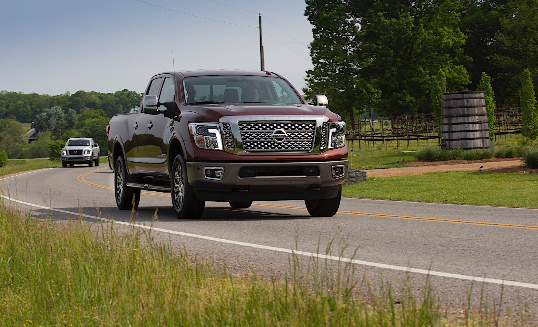 Nissan Titan Crew Cab photo 2
